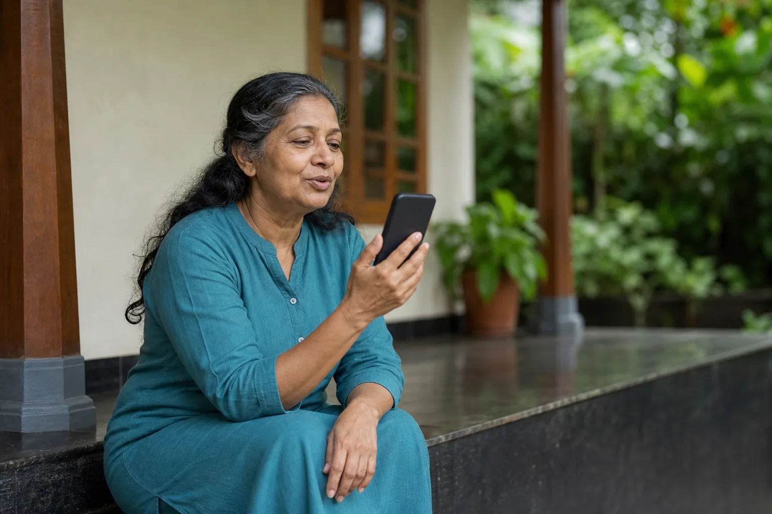 വീട്ടിലെ വരാന്തയിൽ ഫോണിനോട് സംസാരിക്കുന്ന സാങ്കൽപ്പിക വ്യക്തിയുടെ AI സൃഷ്ടിച്ച ചിത്രം.